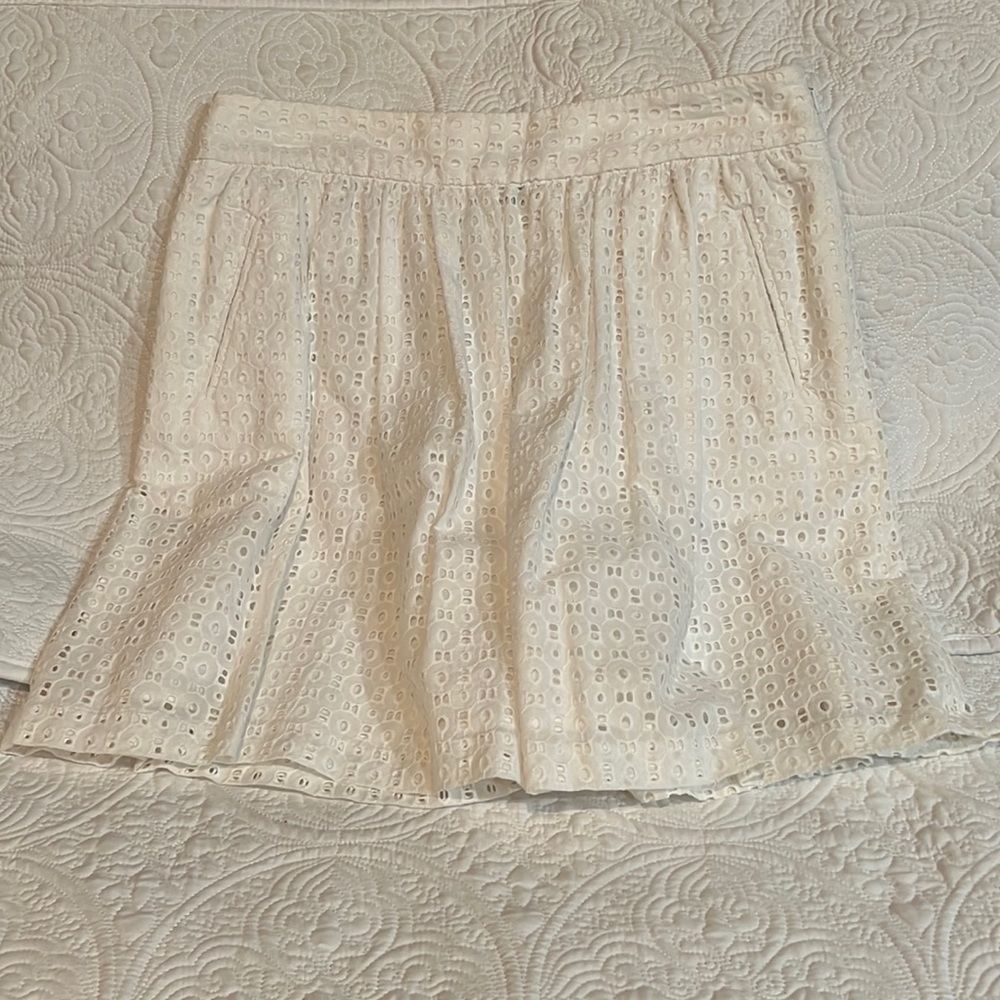 Cynthia Rowley white eyelet floral graphic skirt, size 10, NWT‎
